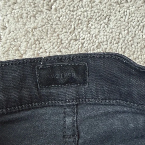 MOTHER The Insider Crop Step Fray JeansSize 25Color Not Guilty